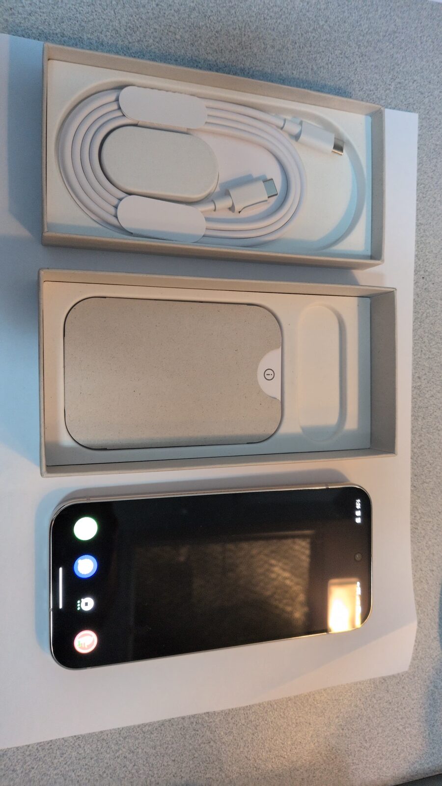 Open Pixel box showing phone, charger and cable